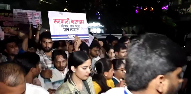দিল্লির হোস্টেল বিপর্যয়: পড়ুয়াদের মোমবাতি মিছিল