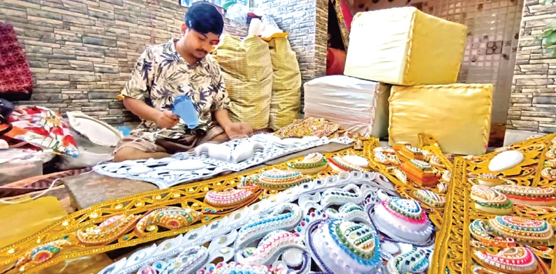 প্রতিমার সাজ শুকোতে হেয়ার ড্রায়ার ও ফ্যানই ভরসা