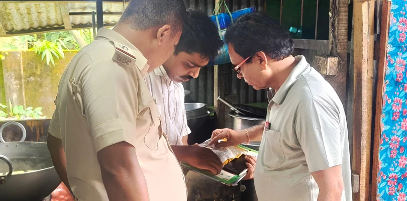 ময়নাগুড়ি শহরে খাদ্য দপ্তর, পুরসভা ও পুলিশের যৌথ অভিযান