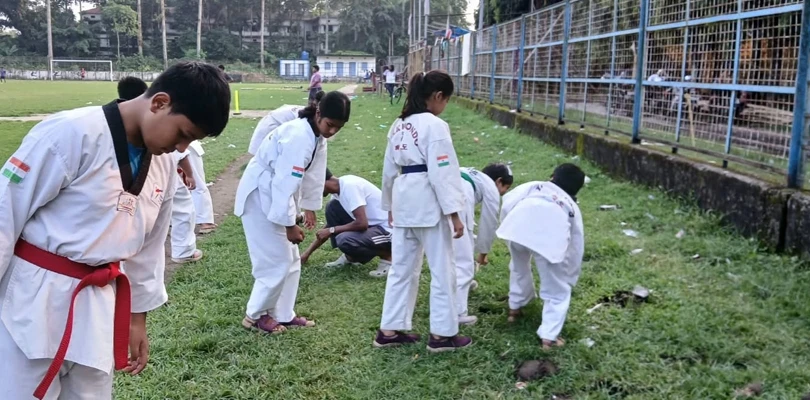 চায়ের কাপ, গুটখার প্যাকেট, আবর্জনায় ভরে মাঠ ! পরিষ্কার করল খেলতে আসা খুদেরা