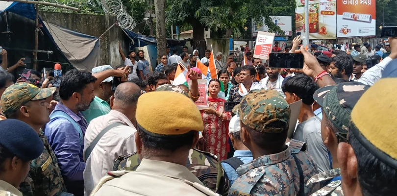 ইন্দাসের ঘটনার প্রতিবাদে বাঁকুড়ায় জেলাশাসকের অফিস ঘেরাও অভিযান সিজেপির