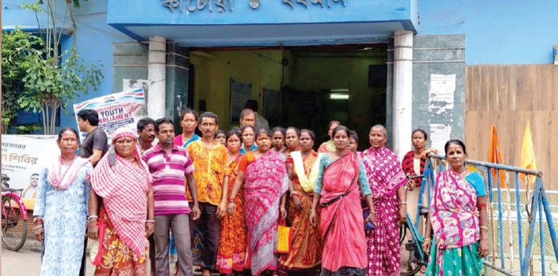 পুজোর আগেই কাটোয়া পুরসভার ১০৪ অস্থায়ী কর্মী ছাঁটাই ঘিরে ক্ষোভ