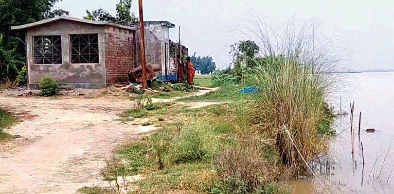 ভাগীরথীর গর্ভে যেতে বসেছে কাটোয়ায় নদীর দু’পাড়ের চর বিষ্ণুপুর গ্রাম, উদ্বেগ