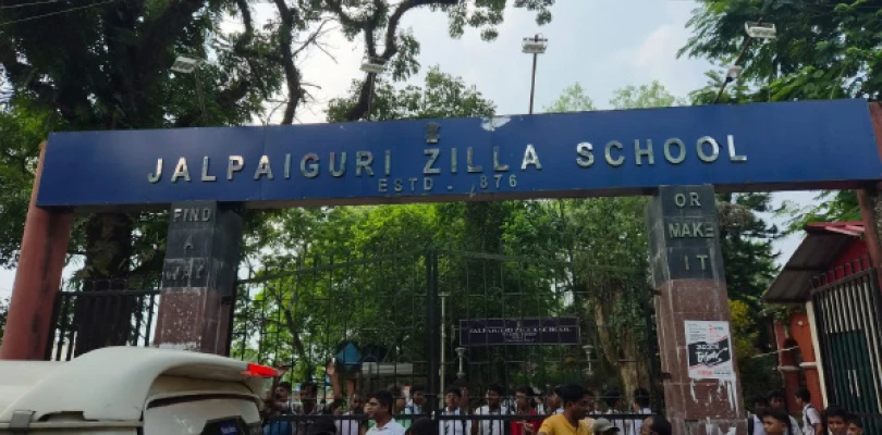 কালিমালিপ্ত জলপাইগুড়ি জেলা স্কুল প্রধান শিক্ষককে মারধর পড়ুয়াদের