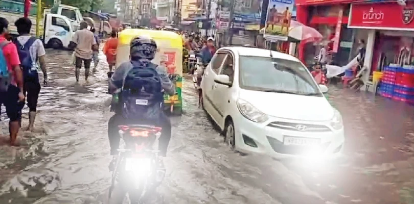 ১ ঘণ্টার বৃষ্টিতেই জলমগ্ন বারাসত, বাড়ছে ক্ষোভ
