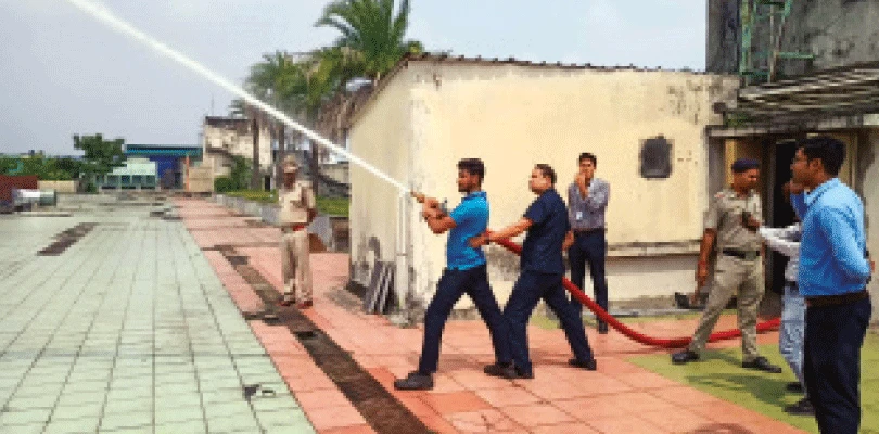 শপিং মলে অভিযান
