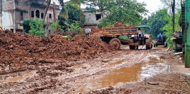 রাস্তার কাদায় নাকাল ঝাড়গ্রাম শহরে নৃপেণ পল্লির বাসিন্দারা, পুর পরিষেবা নিয়ে ক্ষোভ