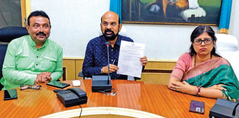 ‘রাজনীতি ছাড়ছি না, বড়ো ছাতায় যাব’ ইস্তফা কৃষ্ণেন্দুর, বোর্ড ভেঙে বসবে প্রশাসক? জল্পনা তুঙ্গে