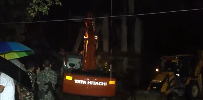 ভেঙে পড়ল জলের ট্যাংক, শ্রমিকের মৃত্যু