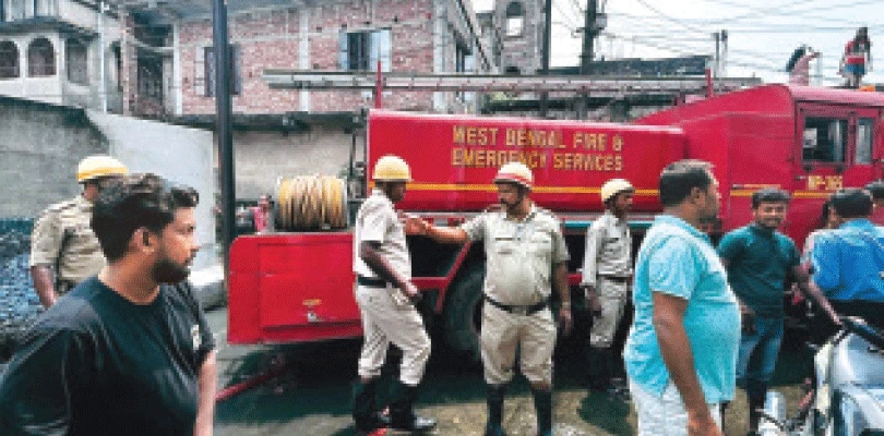 বালিটিকুরিতে জমা জল সরাতে এবার দমকলের সাকশন মেশিন