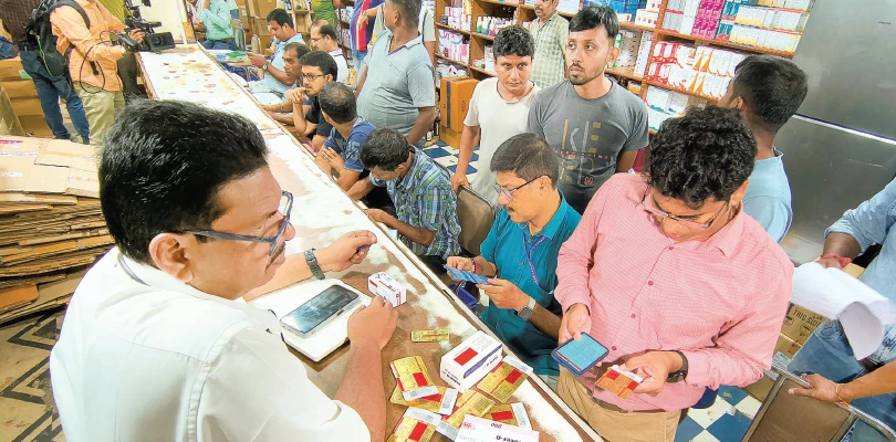 এবার বড়বাজারে ওষুধের পাইকারি মার্কেটে হানা ইবি-ড্রাগ কন্ট্রোলের