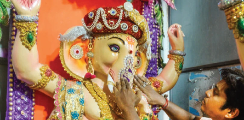 জরিদার পোশাকে রাজ সিংহাসনে বসে কুমোরটুলির ‘জমিদার গণেশ’