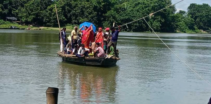 বর্ষায় জল বাড়লেও নৌকায় ঝুঁকির যাতায়াত মহানন্দায়, প্রশাসনের নজরদারি নিয়ে প্রশ্ন