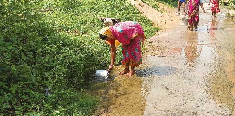 কাটোয়ায় পাইপ ফেটে বেরিয়ে যাচ্ছে জল, দ্রুত মেরামতির দাবি