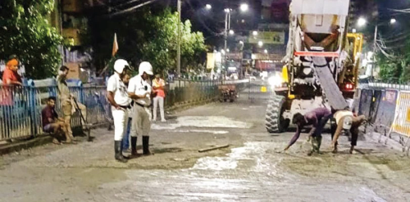 উল্টোডাঙা সেতুতে খানাখন্দ ভরাট করতে কংক্রিটের আস্তরণ