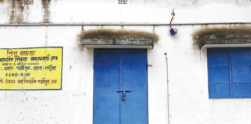বিদ্যুৎহীন শান্তিপুরের অঙ্গনওয়াড়ি কেন্দ্র, গরমে কাহিল খুদে পড়ুয়ারা