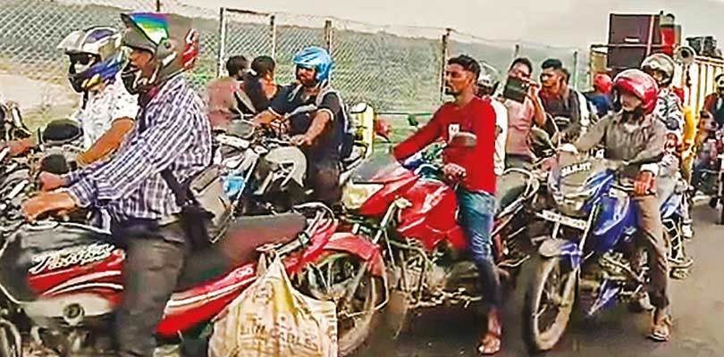 পাঞ্চেত ড্যামের রাস্তায় অবাধে যাতায়তের দাবিতে পথ অবরোধ