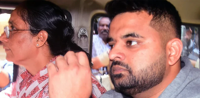 জেল থেকে বাজেয়াপ্ত মোবাইলে মিলল পর্ন ভিডিয়ো, আরও বিপাকে দেবেগৌড়ার নাতি