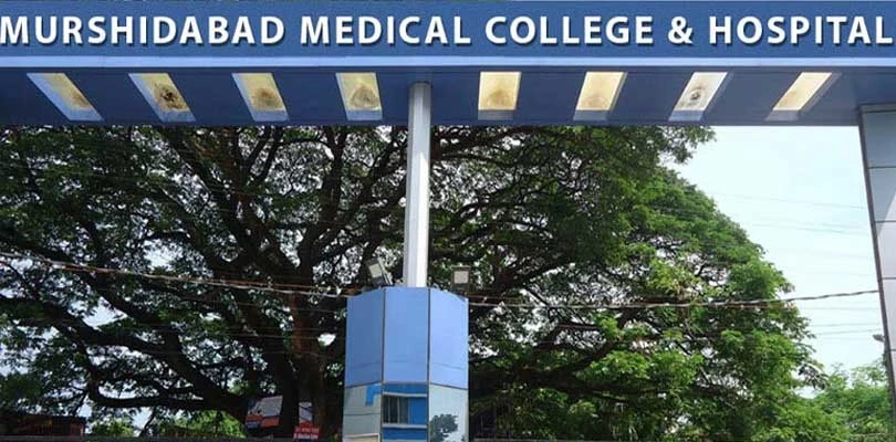 নো পার্কিং বোর্ড উপেক্ষা করেই হাসপাতালের সামনে টোটোর ভিড়