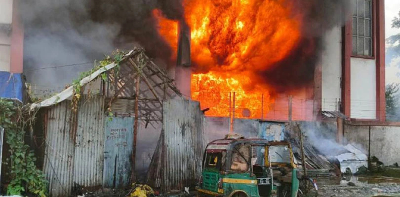 সিইএসসি’র ডিস্ট্রিবিউশন সেন্টারে আগুন, পুড়ল একাধিক দোকান-ঝুপড়িও