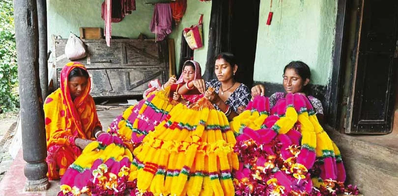 কাপড়ের মালা বুনেই লক্ষ্মীলাভ কাটোয়ার তিন গ্রামের মহিলারা স্বস্তিতে