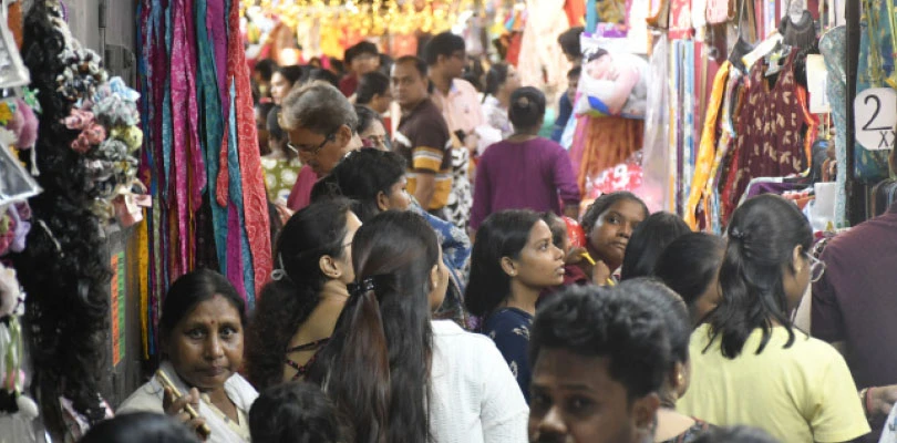 রোদ-বৃষ্টির লুকোচুরির মধ্যেই রবিবার থেকে পুজোর প্রস্তুতি