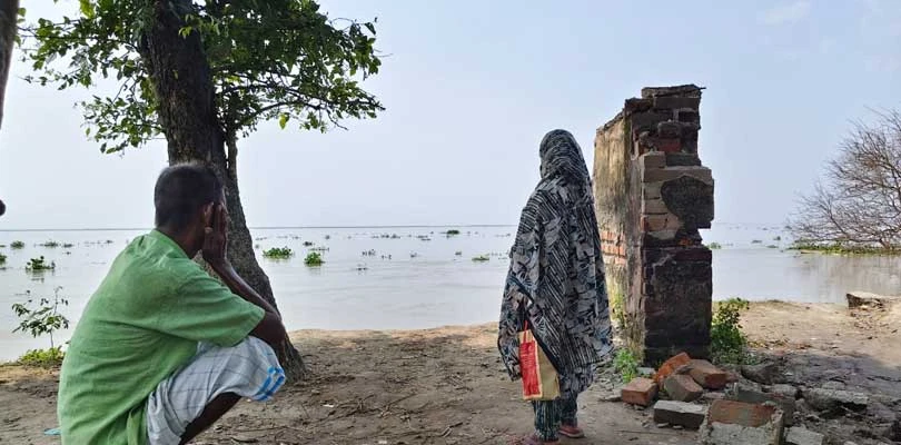 নদী ভাঙনের আতঙ্কে এই বাংলার পদ্মাপাড়ের মানুষ