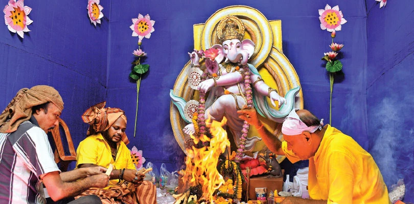 ক্রমেই বাড়ছে গণপতির আবাহন, তুঙ্গে ফুলের চাহিদা, জগন্নাথঘাটেই বিক্রি হল ১৫ লক্ষ টাকার দুর্বা, ২৫ লাখের জবা