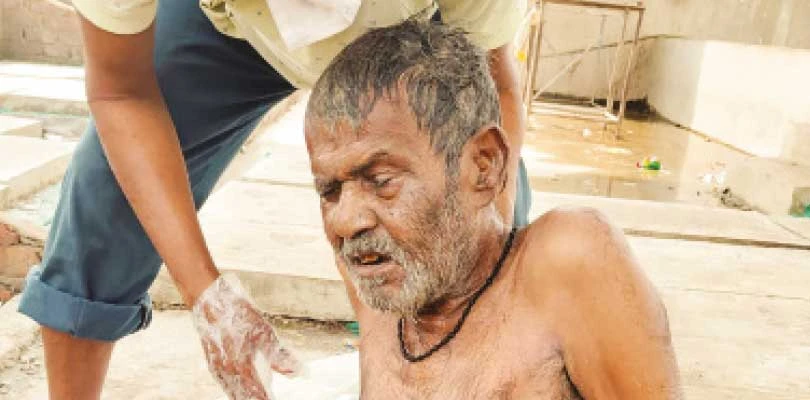 নামখানার অসুস্থ বৃদ্ধকে বাড়ি ফেরাতে উদ্যোগী হ্যাম রেডিয়ো