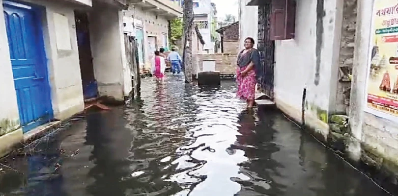 নোংরা জল বিছানা ছুঁইছুঁই, ভেলায় করে যাচ্ছে রোগী, জমা জলে চরম ভোগান্তি