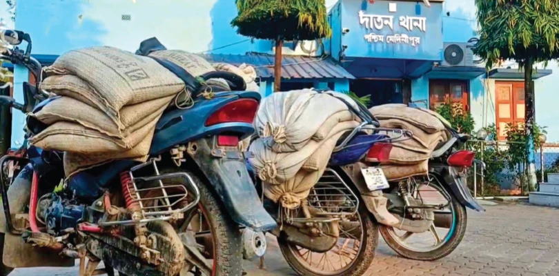 এবার মোটরবাইকে চাপিয়ে বালি পাচার, গ্রেপ্তার ৪ যুবক
