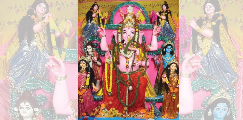 কাঁকিনাড়ায় সাড়া ফেলেছে ৫১ হাজার কাচের টুকরো দিয়ে তৈরি গণেশ বিগ্রহ
