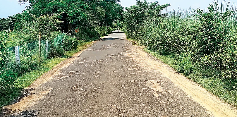 পানাগড়-মোড়গ্রাম সড়কে এগারো মাইল মোড় থেকে দেউল যাওয়ার রাস্তা বেহাল