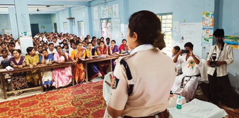 শিক্ষকের ভূমিকায় পুলিশ সুপার, ছাত্রীদের দিলেন স্বপ্ন দেখার পাঠ