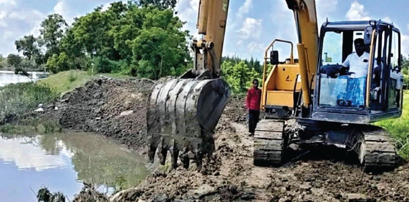 রায়দিঘিতে দুর্বল নদীবাঁধ ভেঙে যাওযায় আতঙ্ক, কংক্রিটের নদীবাঁধ দাবি, ন্যাজাটে বাঁধ পরিদর্শনে বিধায়ক