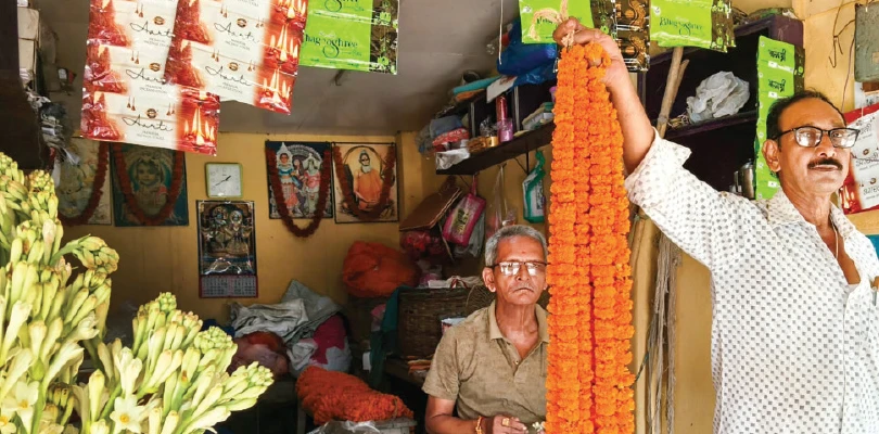 বিশ্বকর্মা পুজোর আগে ফুলের দাম চড়া