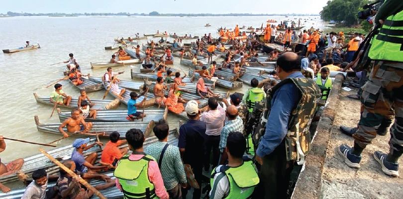 ভূতনি: প্রাণের বাজি রেখে ত্রাণ সংগ্রহে দুর্গতরা, টিনের ডিঙি চেপেই ঘিরে ধরলেন বিধায়ককে