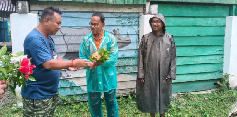 তিন মাস পর জঙ্গল খুলতেই ফুল দিয়ে পর্যটকদের স্বাগতম, ফিরল ‘এন্ট্রি ফি’