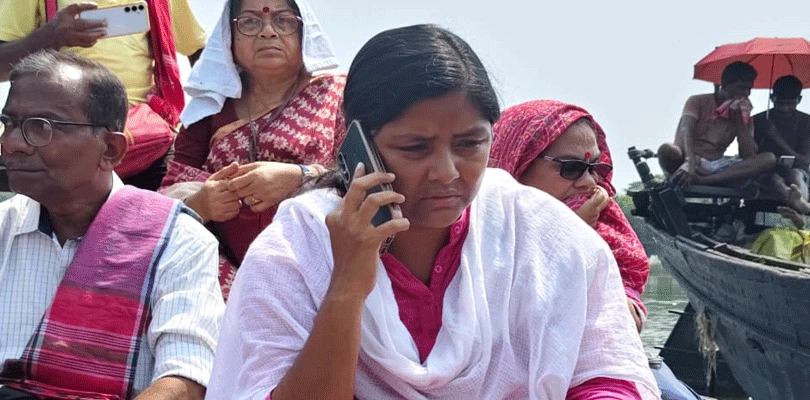 নৌকায় চেপে ভূতনিতে বন্যা দুর্গত এলাকার পরিস্থিতি পরিদর্শনে সিপিএম নেত্রী মীনাক্ষী মুখোপাধ্যায়