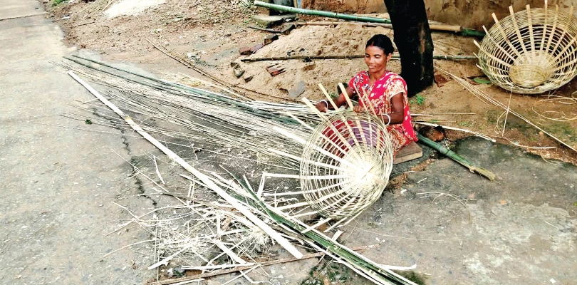 সস্তার প্লাস্টিকের দাপটে ধুঁকছে বাঁশশিল্প