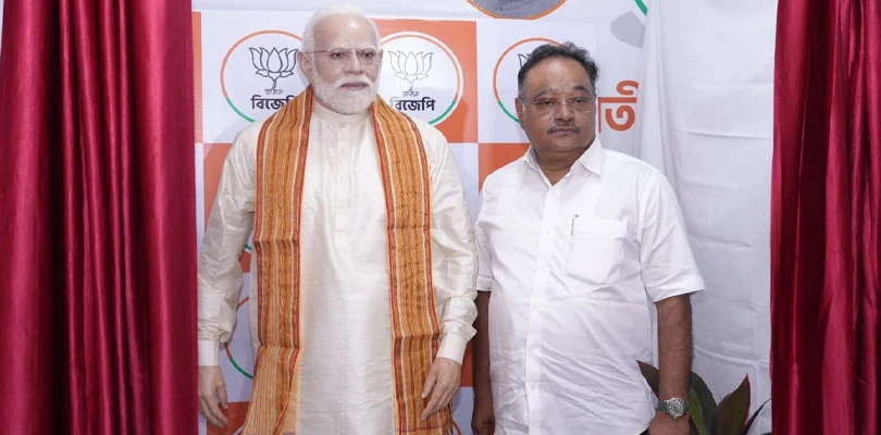 প্রধানমন্ত্রীর জন্মদিন উপলক্ষ্যে দক্ষিণেশ্বর মন্দিরে পুজো দিলেন শমীক ভট্টাচার্য