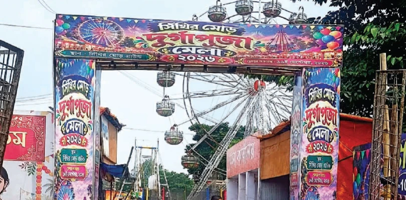 ‘শারদীয়া উৎসব’ থেকে ‘দুর্গাপুজো মেলা’, আচমকা সিঁথির মেলার গেট বদল কার চাপে? শুরু জল্পনা