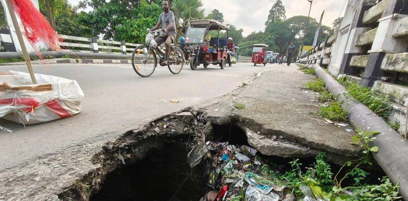 জর্দা নদীর উপরে থাকা ব্রিজে আচমকাই ধস