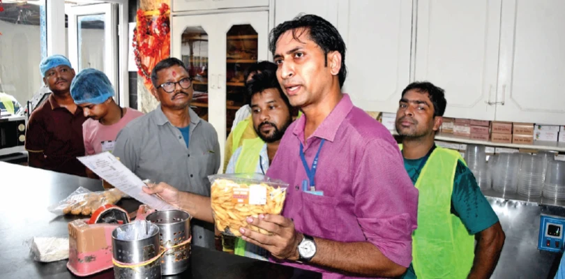 শপিং মলে ফায়ার অডিটে গিয়ে অবাক দমকল, মিষ্টির দোকানে নিমকির প্যাকেটে পাখির পালক