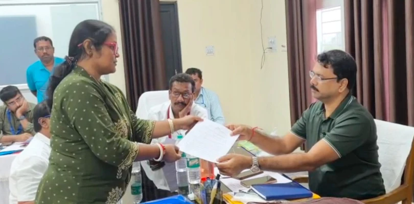 এসডিও অফিসের পিছনের দরজা দিয়ে ‘বেপাত্তা’ সঞ্চিতা