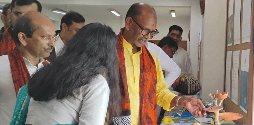 শ্রীনিকেতনে বিশ্বভারতীর শিল্পোৎসবে উপস্থিত রাজ্যের কৃষি মন্ত্রী দুধকুমার মণ্ডল