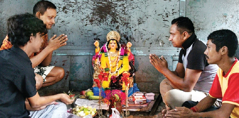 ডাউন শান্তিপুর-শিয়ালদহ লোকালে বিশ্বকর্মা পুজোয় মাতলেন যাত্রীরা