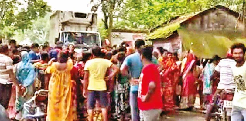 অন্নপূর্ণা যোজনার টাকা না পেয়ে উদয়নারায়ণপুরে রাস্তা অবরোধ