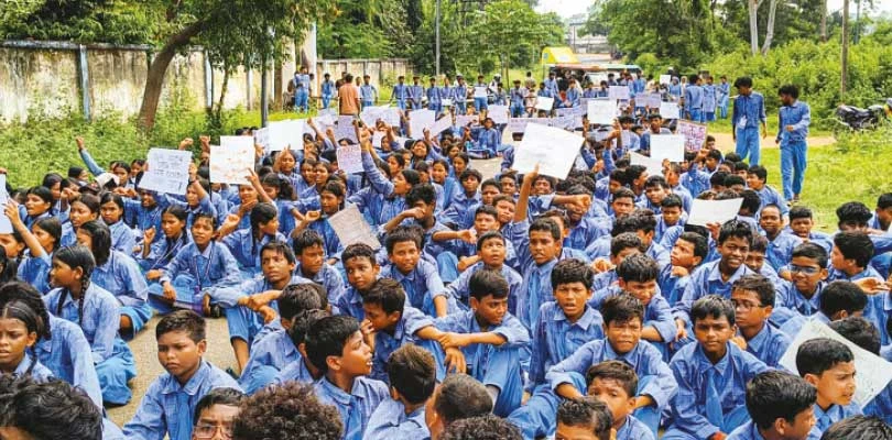 নিম্নমানের খাবার ও বঞ্চনার প্রতিবাদে মুকুটমণিপুরে স্কুল পড়ুয়াদের অবরোধ