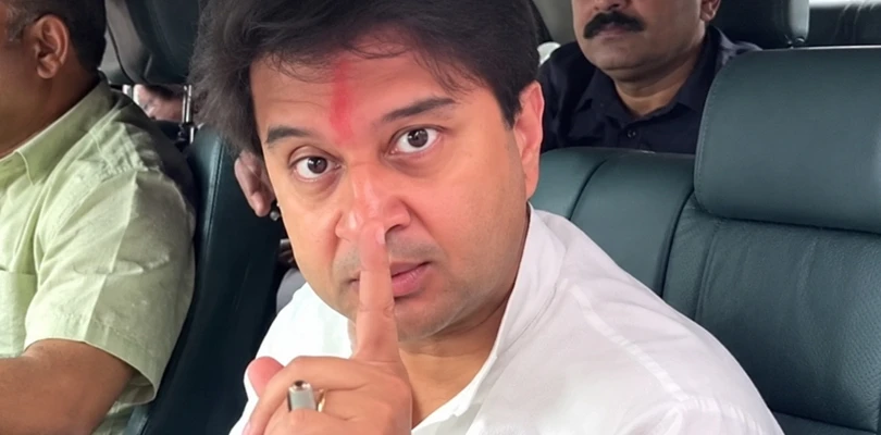 রাস্তার দাবিতে কনভয় থামিয়ে বিক্ষোভ স্থানীয়দের, মেজাজ হারালেন জ্যোতিরাদিত্য সিন্ধিয়া